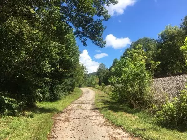 96 & 74 Railroad Lock Loop, Beattyville, KY 41311