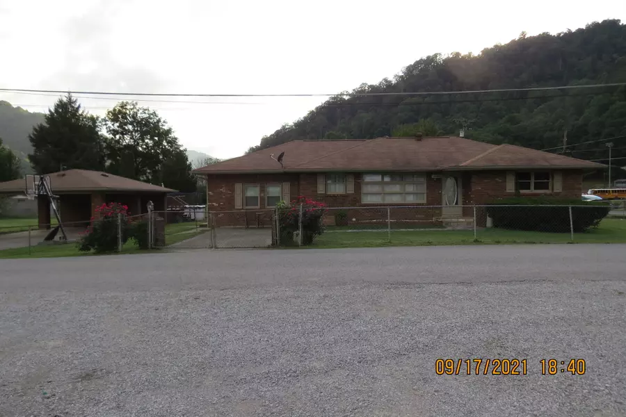 121 Walnut St, Evarts, KY 40828