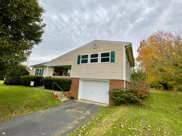 Stanford, KY 40484,215 Harmon Heights Heights