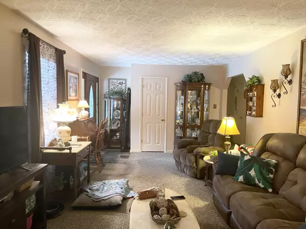 Prestonsburg, KY 41653,8496 KY Route 114