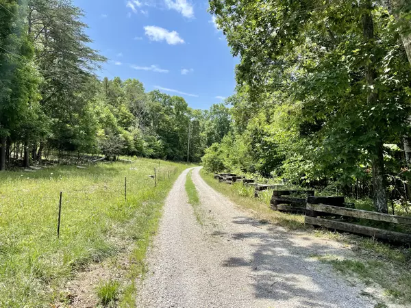 Bronston, KY 42518,2576 Aderholt Road