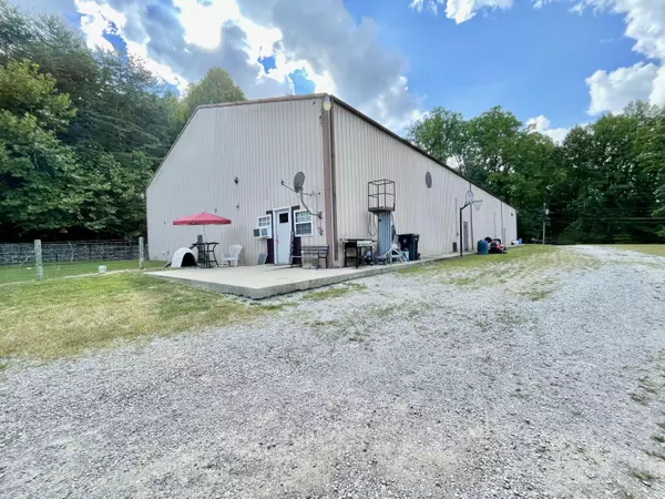 Irvine, KY 40336,99 Eades Drive