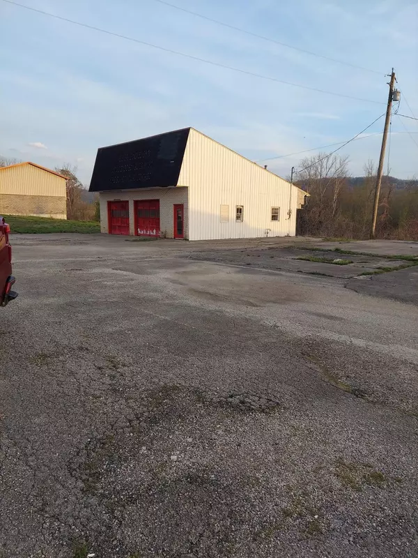 Irvine, KY 40336,339 Richmond Road