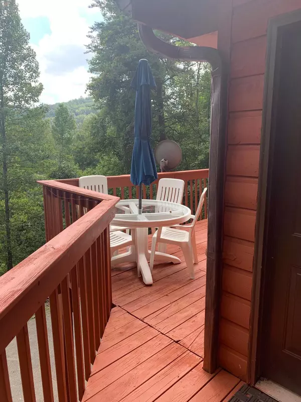 Slade, KY 40376,450 Robbie Ridge Road