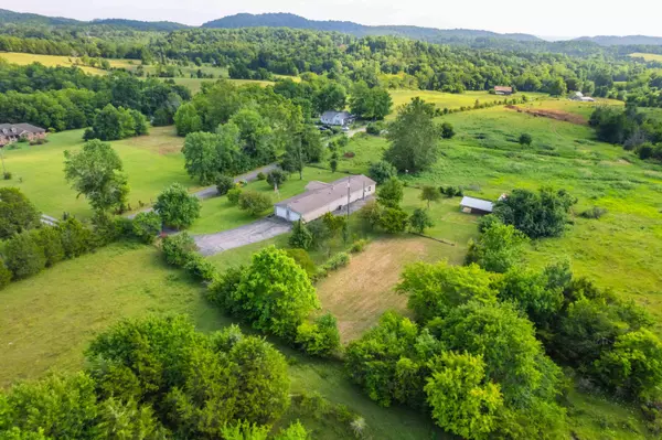 Crab Orchard, KY 40419,932 Drakes Creek Road