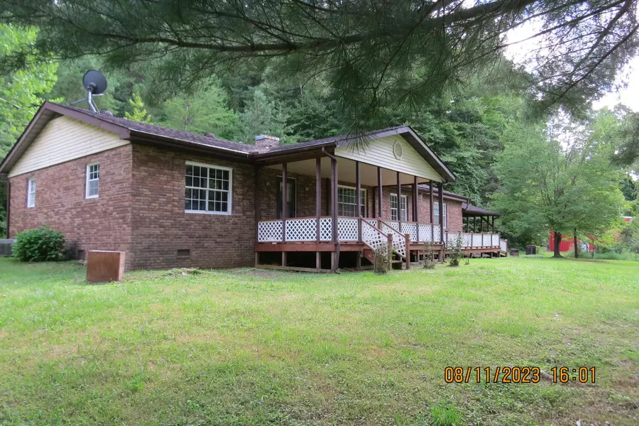 6321 East 221 Highway, Bledsoe, KY 40810