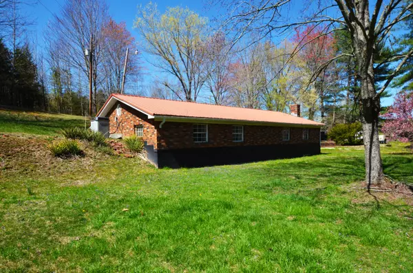 Irvine, KY 40336,3045 Spout Springs Road