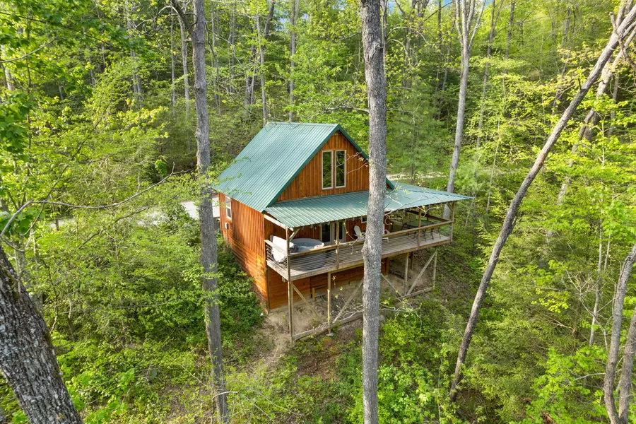 275 Black Bear Ridge Road, Campton, KY 41301