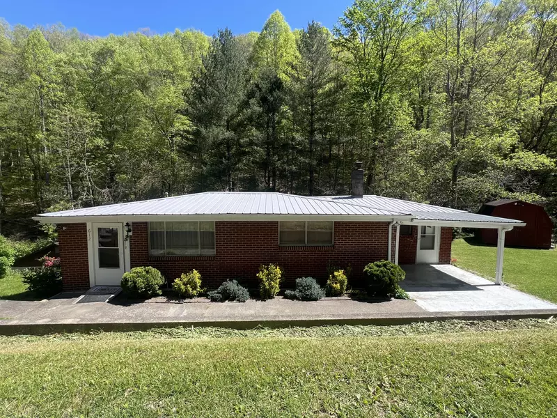 612 Bark Camp Branch Road, Delphia, KY 41735