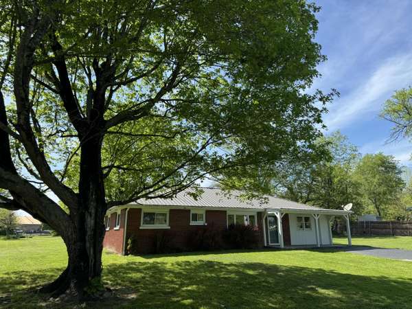 84 Oak Lane,  Annville,  KY 40402