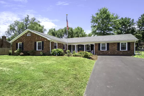 132 Ravenwood Road, Versailles, KY 40383