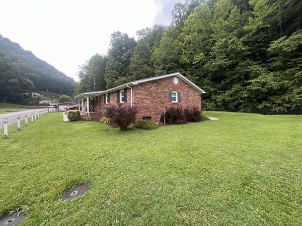 3563 Feds Creek Road, Fedscreek, KY 41524