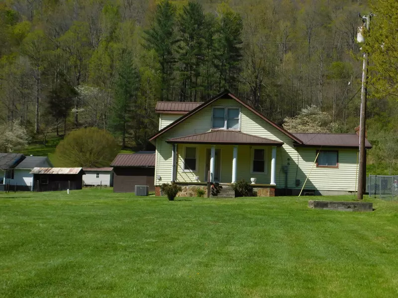 105 Hensley Street, Pathfork, KY 40863