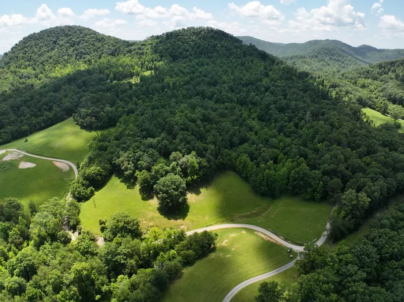 1705 ROUND MT Road, Irvine, KY 40336