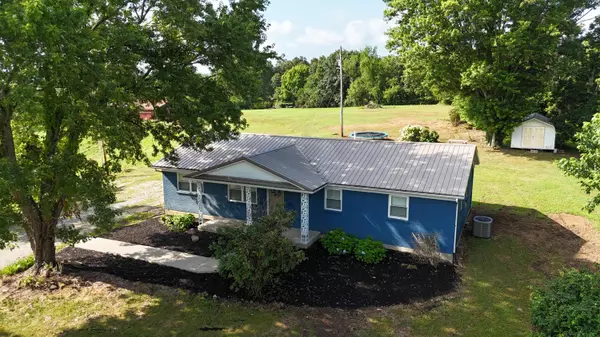 Irvine, KY 40336,925 Reges Road