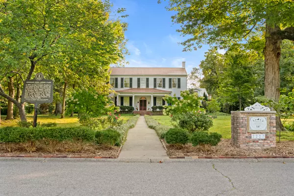 2227 Bashford Manor Lane, Louisville, KY 40218