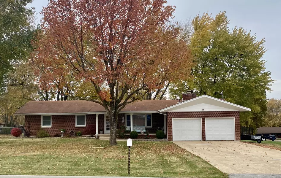 611 N Locust ST, Marshfield, MO 65706