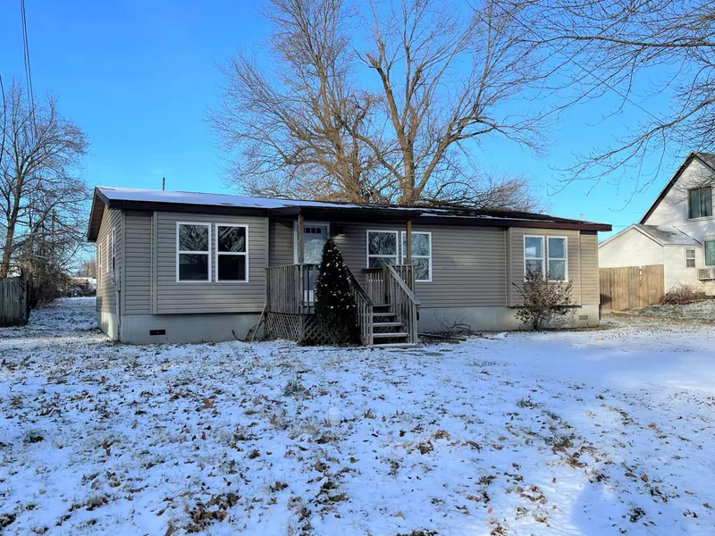 809 W Pine ST, Bolivar, MO 65613