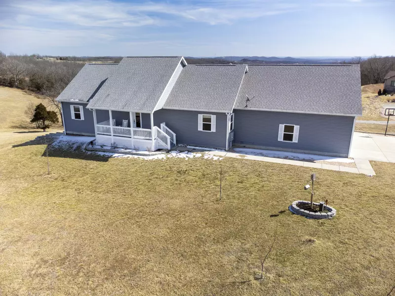 135 Kelly Crossing LN, Walnut Shade, MO 65771