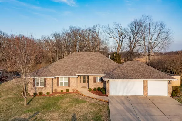 1502 N Stonegate DR, Mountain Grove, MO 65711