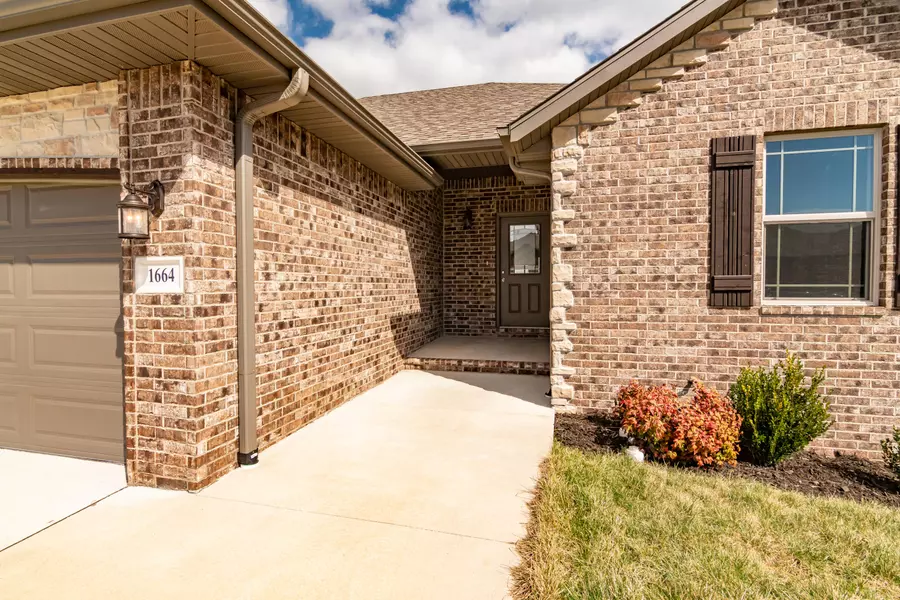 1664 N Old Castle RD, Nixa, MO 65714