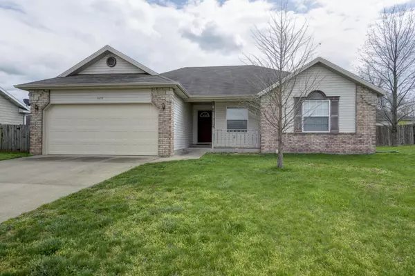 320 W Navajo CIR, Clever, MO 65631