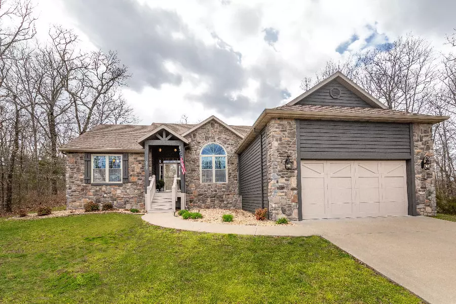 617 Crossing DR, Branson West, MO 65737