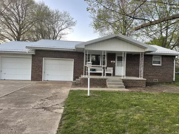 709 E Division ST, Bolivar, MO 65613