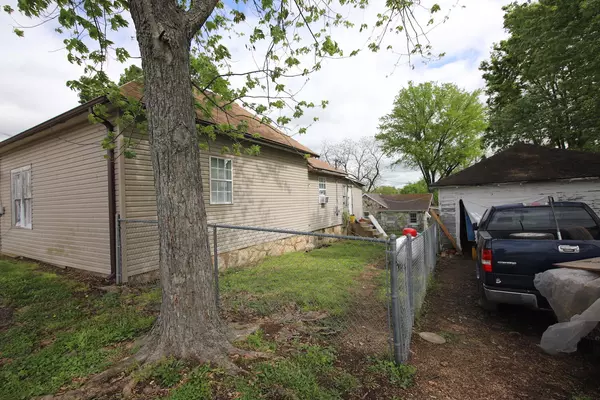 Thayer, MO 65791,204 S 7th Street