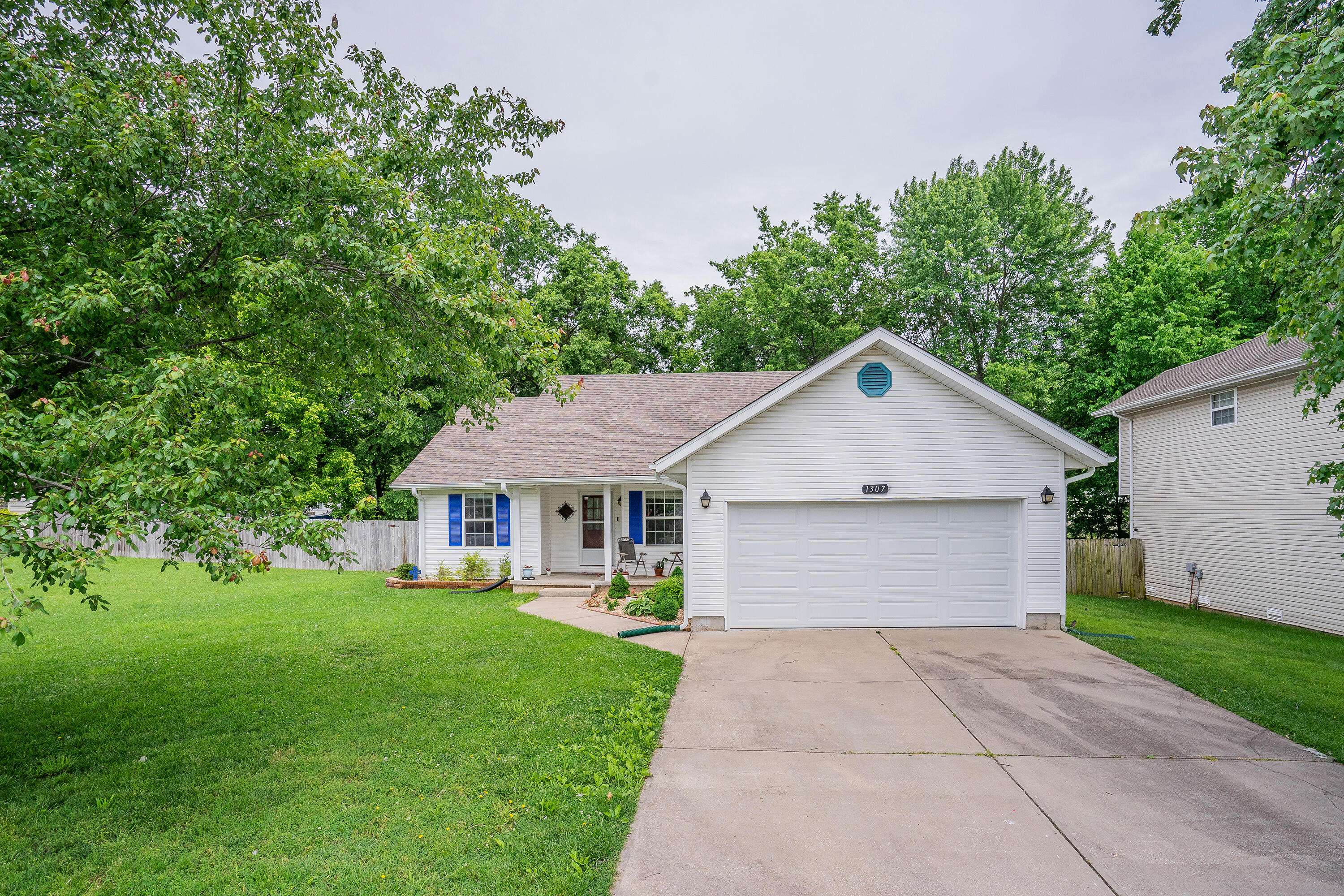 1307 Frisco AVE, Monett, MO 65708