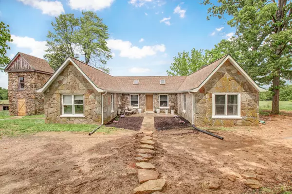 643 Timberlake DR, Marshfield, MO 65706