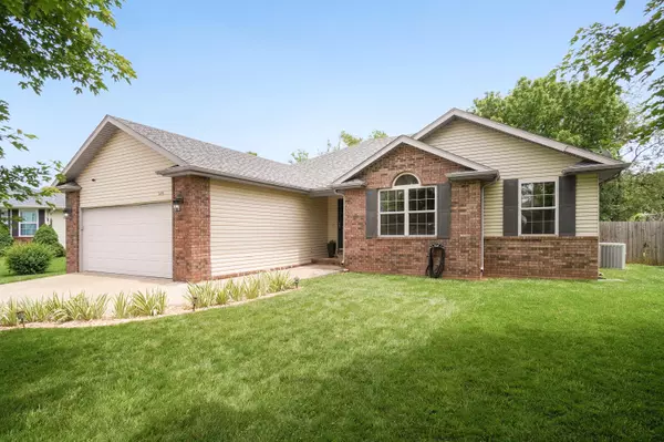 1670 S Orchard Crest AVE, Springfield, MO 65807