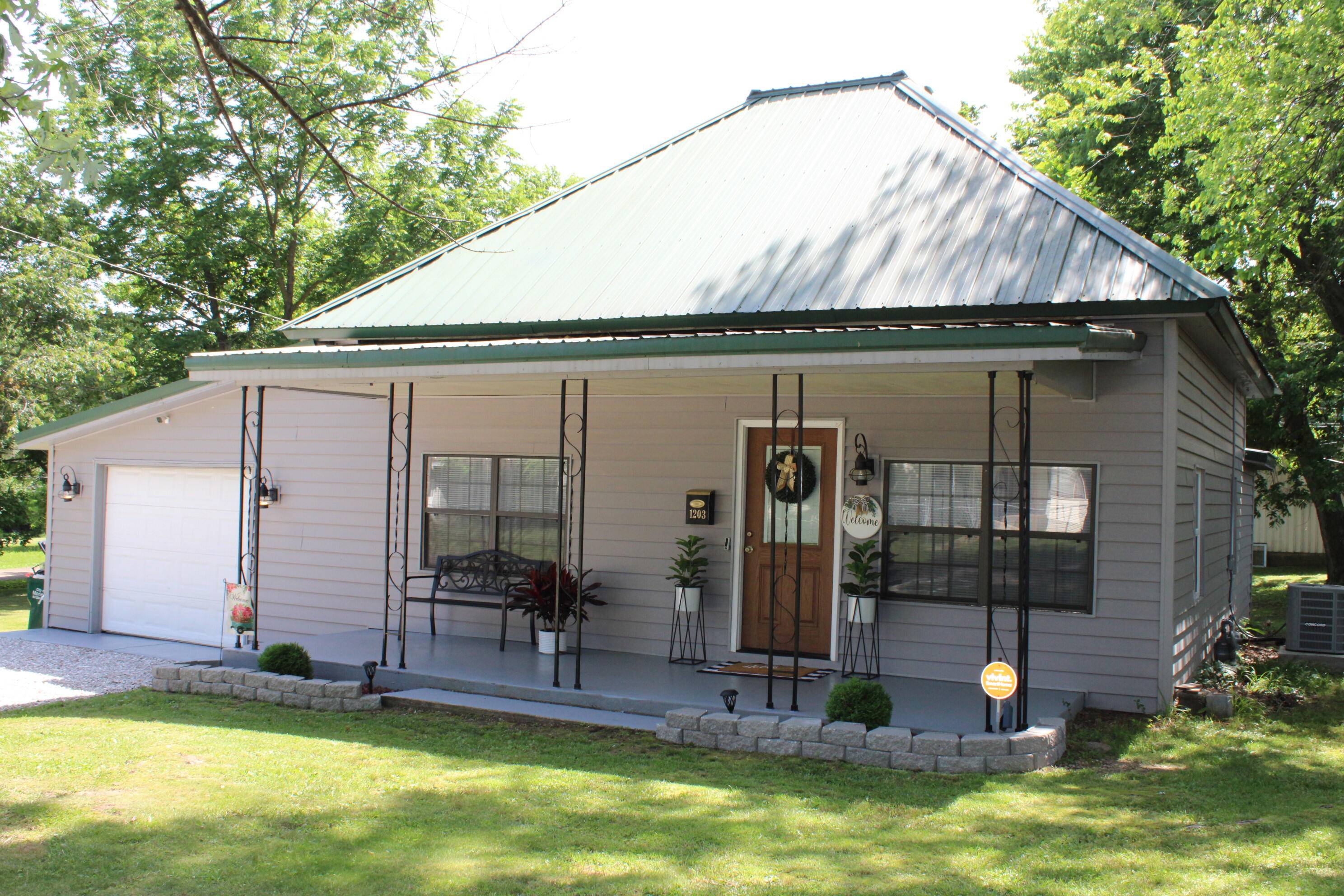 1203 4th ST, Monett, MO 65708