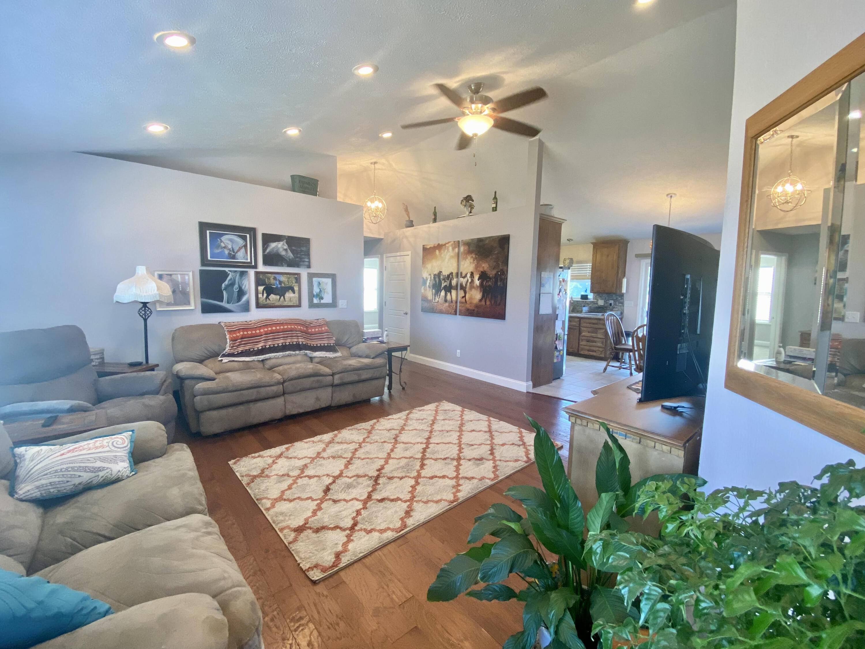 Monett, MO 65708,208 Prairie LN
