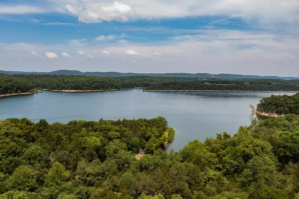 000 Deer Beach DR, Golden, MO 65658