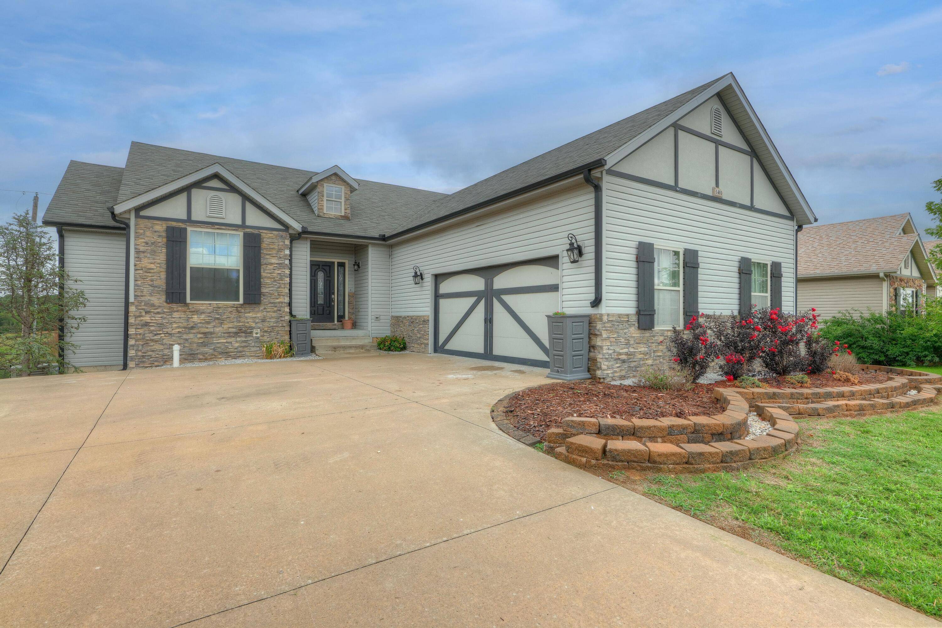 1401 Matthew CIR, Webb City, MO 64870