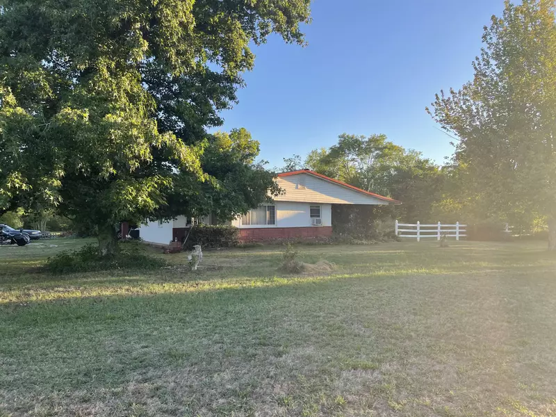 233 E Garner AVE, Goodman, MO 64843