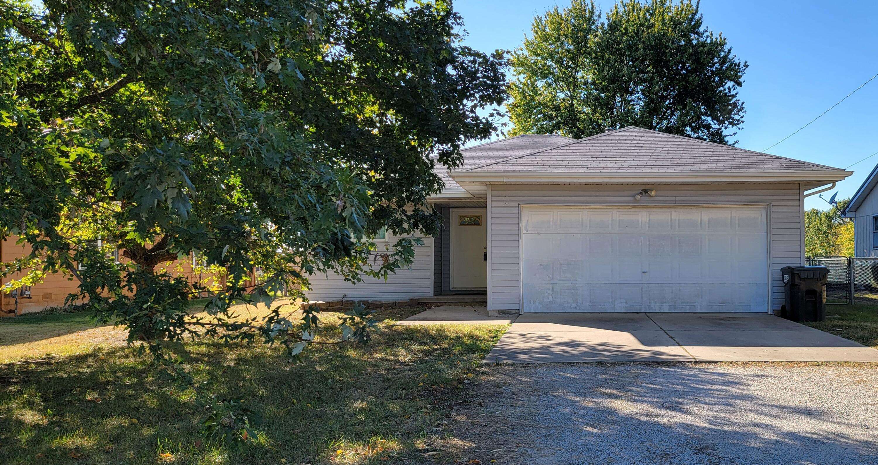 215 S Jefferson ST, Walnut Grove, MO 65770
