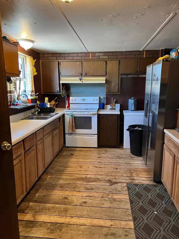 Raymondville, MO 65555,8701 Splitlimb Rd