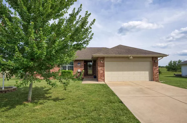 Clever, MO 65631,704 W Lake AVE