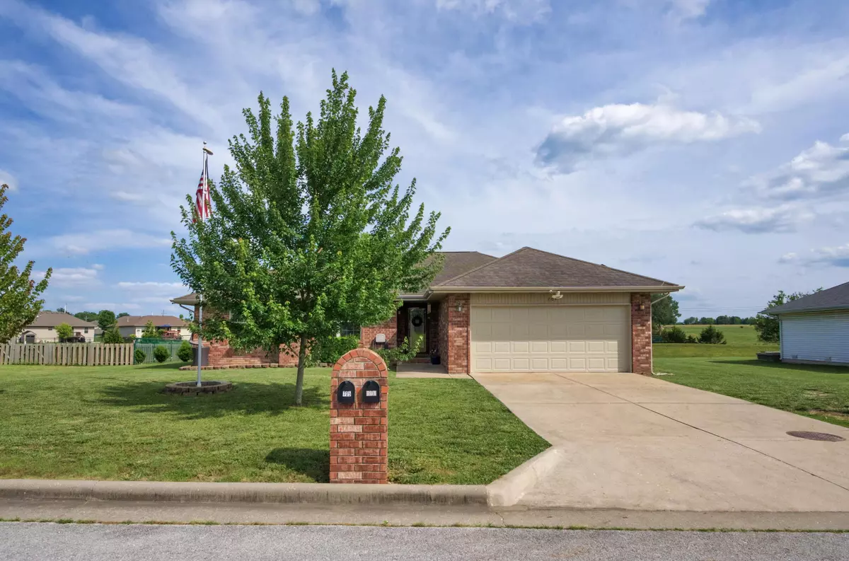 Clever, MO 65631,704 W Lake AVE