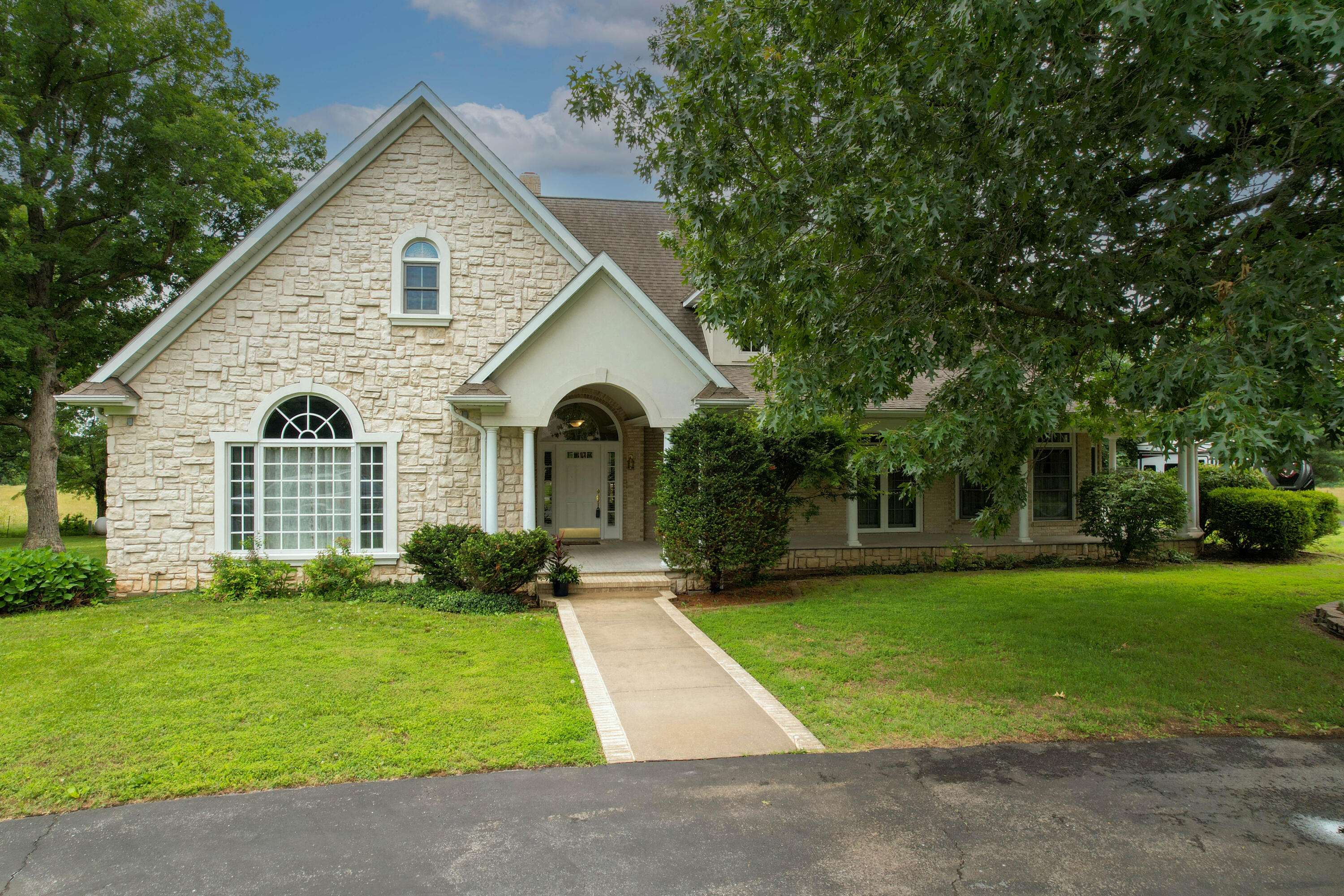 Mt Vernon, MO 65712,1327 E Deer LN