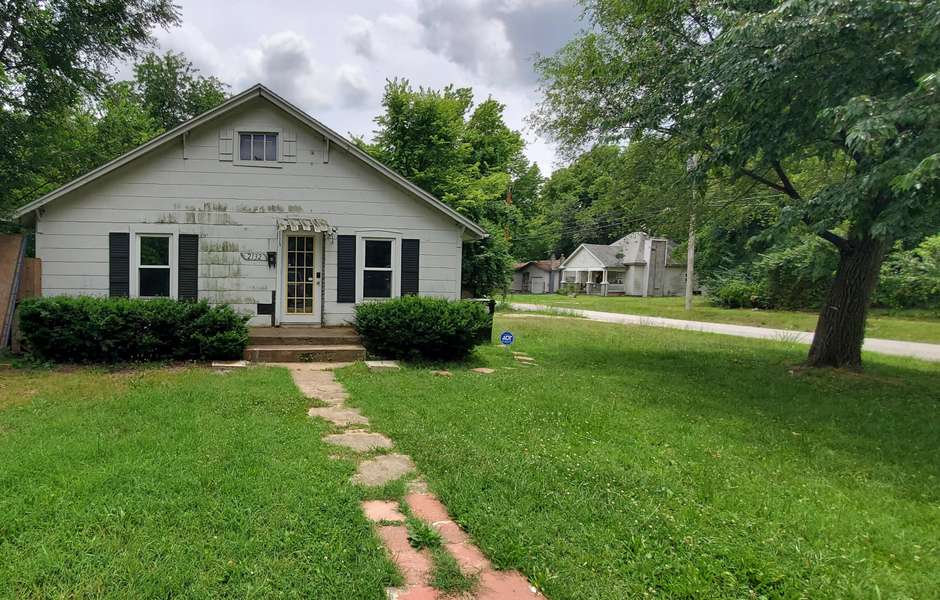 2132 W Calhoun ST, Springfield, MO 65802