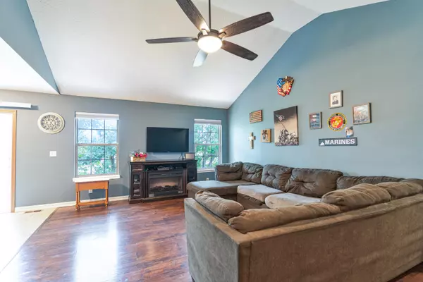 Clever, MO 65631,405 Bradford Pear