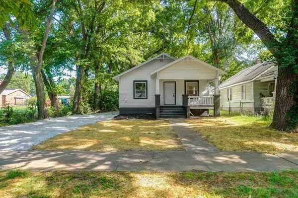 911 W Scott ST, Springfield, MO 65802