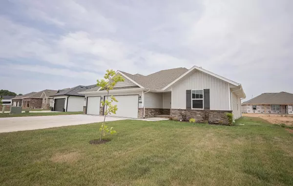 820 S Ridgemont DR, Nixa, MO 65714