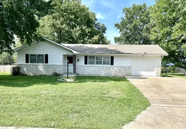 1403 E Division ST, Bolivar, MO 65613