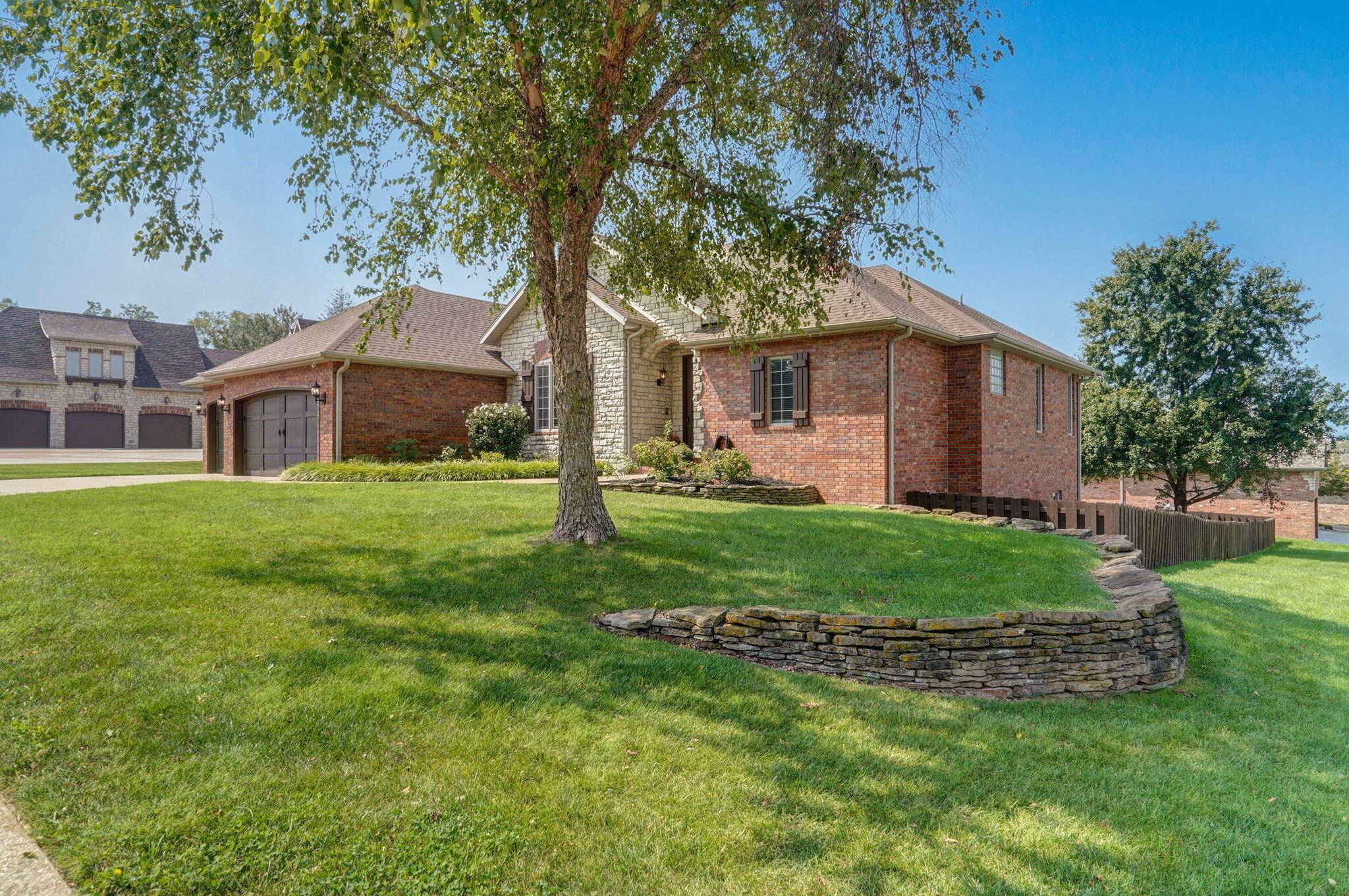 6083 S Lakepoint DR, Springfield, MO 65804