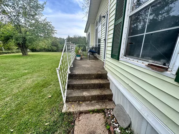 Raymondville, MO 65555,9185 Splitlimb RD