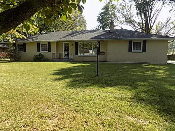 1330 E Sammy LN, Springfield, MO 65804